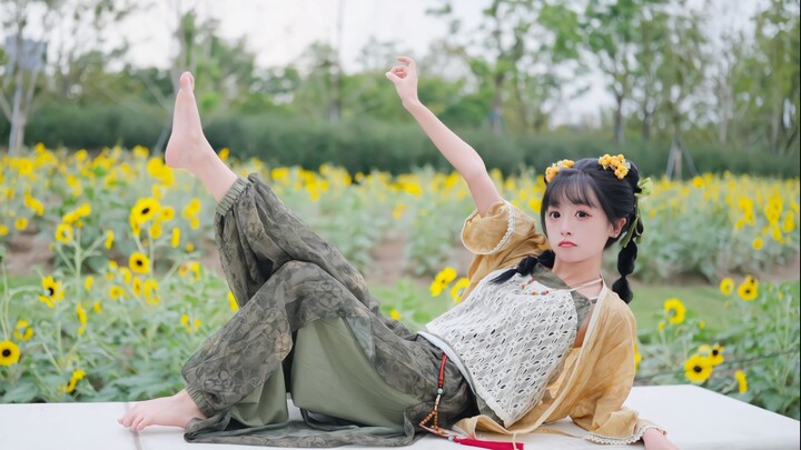 "After traveling through time, I became the group's darling junior sister?!"