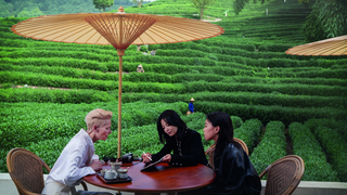 تيلدا سوينتون × شين تشي لاي × دو جينغ تونغ: أحدث فيلم قصير من شانيل، يُكرِّم الجمال التقليدي الصيني 