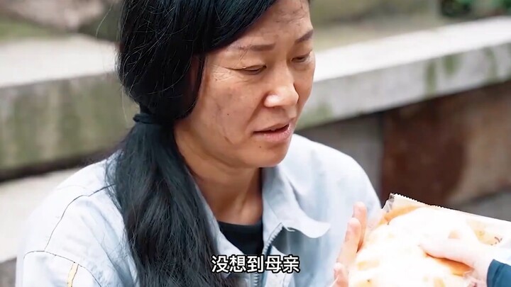 Người mẹ ngày nào cũng tìm vị trí nghe lén cho con trai bên cạnh trường học, kết cục khiến người ta 