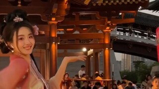Menari mengikuti "Istana Guanghan" di Kota Kuno Luoyang, selamat liburan