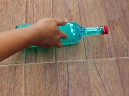 Khoảnh khắc giải áp khi lăn chai xuống cầu thang