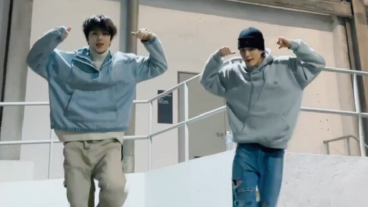 น่ากลัวจริงๆ แทบจะโดนความหล่อฆ่าตาย! ลี เจียหนู × พัค จีซอง ชาเลนจ์เพลง "Blue Check"
