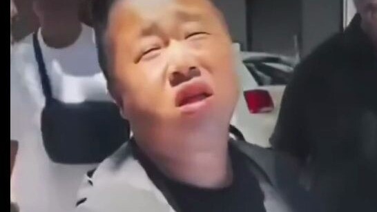 الجندي الأزرق فاي مُختَطَف في جنوب أفريقيا على يد مواطنيه، بينما يسعى الرجل الأسود للحصول على النصوص