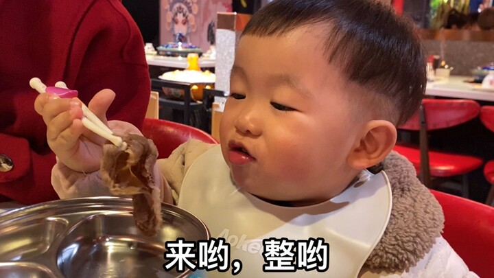 Dẫn bé con 2 tuổi đáng yêu đi ăn nhà hàng, đã biết gọi món rồi, còn chỉ huy bố đặt món đắt nhất, thậ