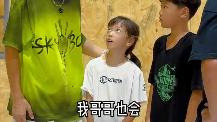 今天挑战“随机”找一个路人教他学跑酷！结果遇上小孩...