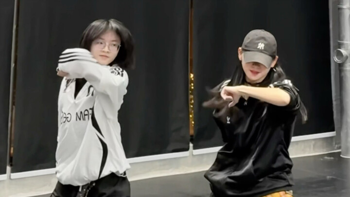 นั่งให้มั่นนะ รถม้าคู่บ่าวสาวของฉันมาแล้ว!