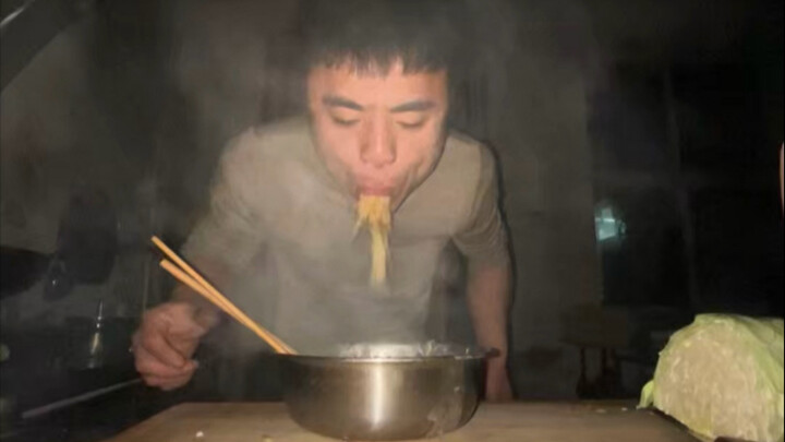Sampai di rumah sudah tengah malam setelah pulang kerja, buruan makan sekadarnya saja deh