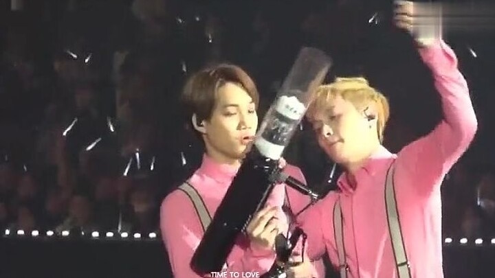 Zhang Yixing: He’s got a clever trick for soothing Bear KAI—reloading the air gun! Such a cute, pink