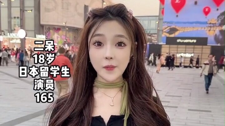 مقابلة شارع مع فتاة يابانية ذات مظهر متناقض، كدت أن أصدقها تقريبًا