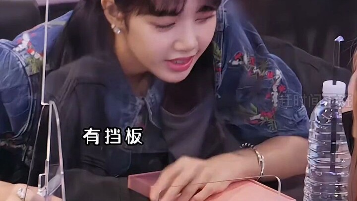 بينما تتحدث بلاكبينك مع المعجبين عبر حاجز فاصل