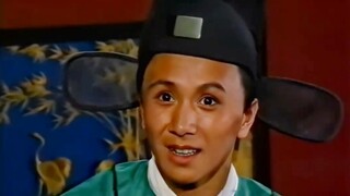 Pria itu adalah seorang penggembala sapi di siang hari, tetapi seorang pejabat tinggi di malam hari.