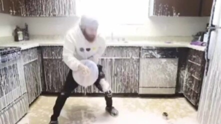 Khi có người ở ký túc xá ngồi trong toilet nửa tiếng mà vẫn chưa ra, điều chúng tôi nghĩ là: