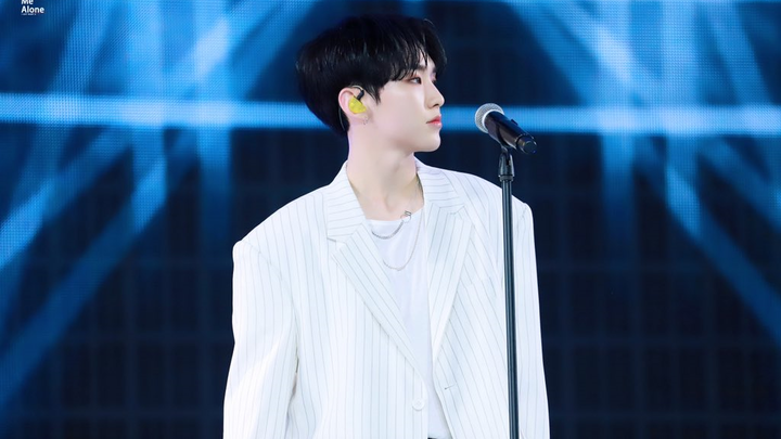 [SEVENTEEN] [CC] An Ultra-Rare Live Performance from “A-TEEN” — The Little Prince in White, Mic in H