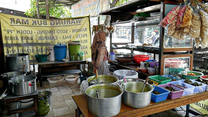 WARUNG LEGENDARIS BU MAR!!! WALAU JUALANNYA DI EMPERAN TAPI PALING LARIS - Kuliner Gresik