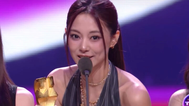 Chu Tử Du, đại diện của TWICE, đã phát biểu cảm ơn bằng tiếng Trung hoàn toàn khi nhận giải