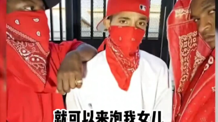 ذهب الشاب لمقابلة أهل الفتاة، ووضع وشاحاً أحمر في جيبه لتشجيع نفسه، لكنه تعرض للقمع الكامل من قبل عا