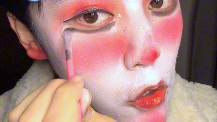 Wear this makeup on a snowy day, and your boyfriend will instantly pull you into his arms!
