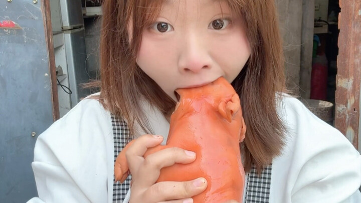 Hee hee! Today, I’m still taking on the challenge of eating only three bites!!!
