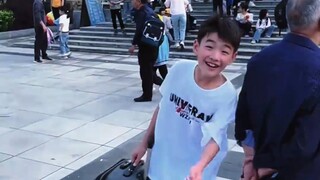 “兄友弟恭”哥哥放假回家去接弟弟放学，弟弟看到哥哥眼睛都亮了