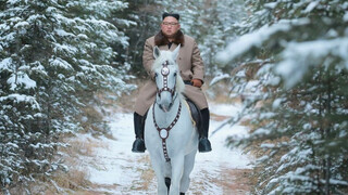Rekaman asli seorang jenderal Korea Utara menunggang kuda di Gunung Paektu. Keahliannya menunggang k