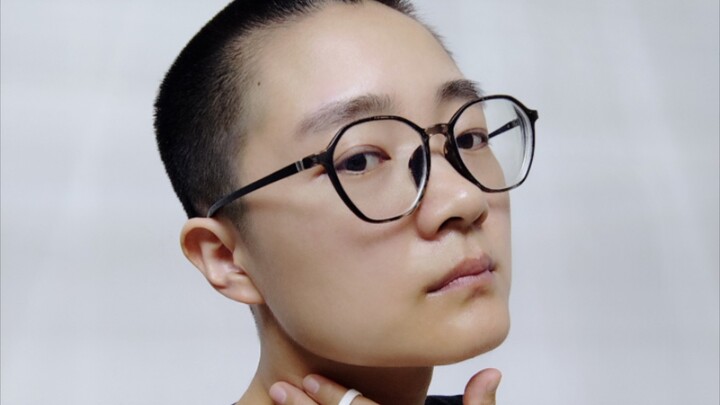 Ketika seorang dokter wanita memutuskan untuk potong rambut pendek (model yang sama dengan An Jiu).