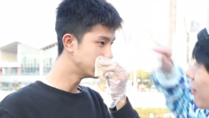 Are the red spots on my neck mosquito bites?｜I'm losing it, ah ah ah ah!