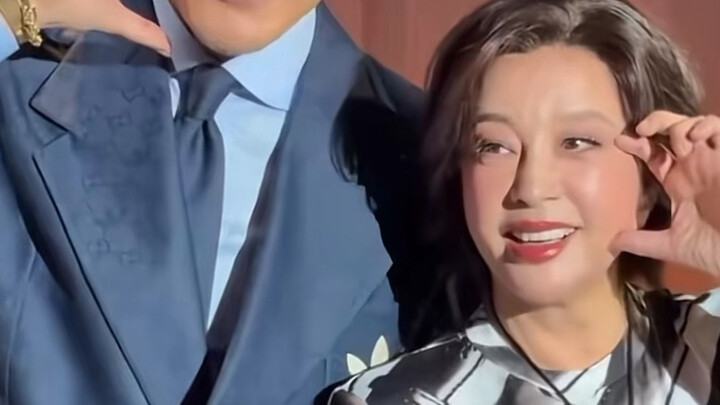 ถ้าคุณยังไม่รู้สึกถึงอายุจริงของหลิวเสี่ยวชิง ก็ลองดูภาพเปรียบเทียบระหว่างเธอกับคนรุ่นเดียวกันสิ ทำไ