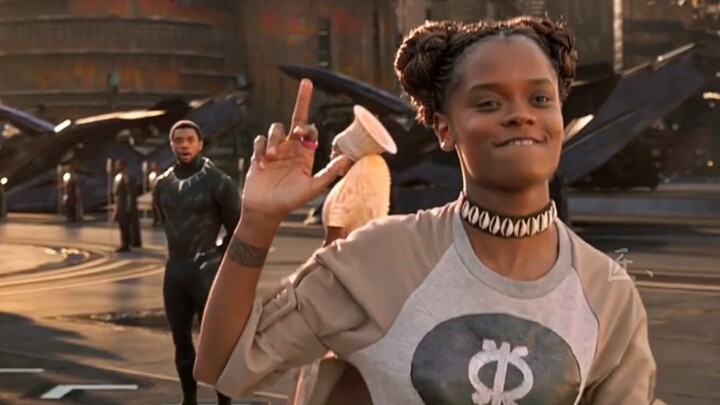 This little girl is too cute. When she provokes the black panther in public, the expression of the b