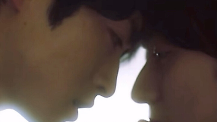 “Jatuh cinta pada pria yang populer itu menyakitkan seribu kali lipat”