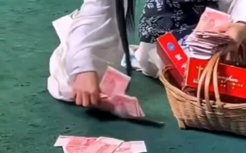 Kakak tertua penggemar berat langsung memberikan donasi tunai.