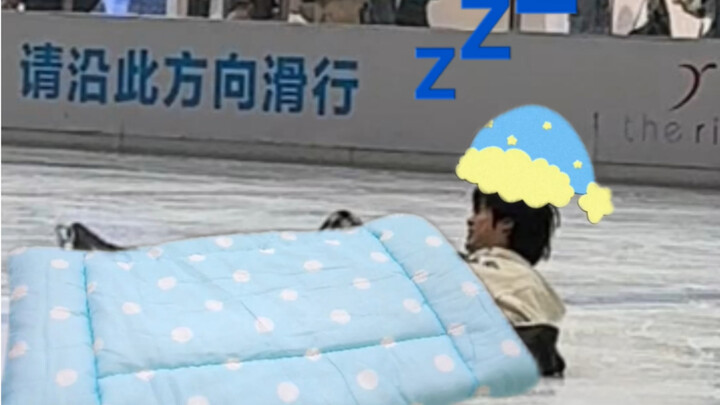 يا صاحب المدرج الثاني اللي بيقهقش بأعلى صوته، إذا شفت الفيديو ده خليني أسمع منك! أنا ماليش غيرك وأنا