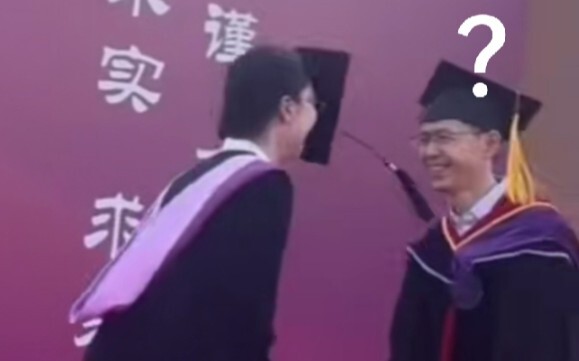 خريج “الملفت للنظر” تخرّج أخيرًا، وأرسل الشهادة إلى السكرتير وساعد في نزع الحواف عن عباءته أيضًا.