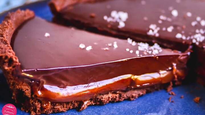 Bánh sô-cô-la caramel, cắn một miếng, tan chảy trong hạnh phúc