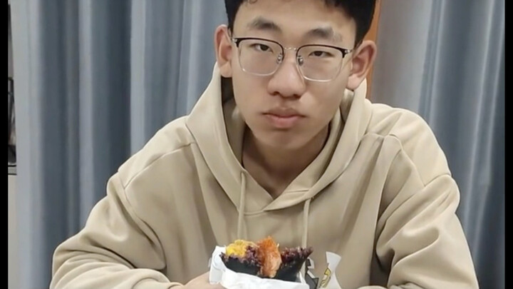 Điều kỳ diệu nhất ở Lệ Bình là ngay cả khi chưa nổi tiếng, cô ấy vẫn đối xử với con trai mình như th