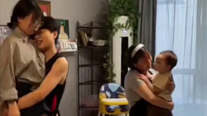 《Ai nấy đều dỗ dành》