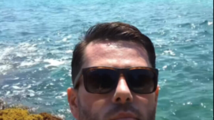 أنقذوني... هذا الشخص قابل بيلي إيليش بالفعل على شاطئ البحر!