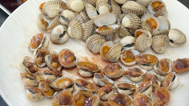 Orang Manchuria mencoba makan kerang darah untuk pertama kalinya, tiba-tiba masih agak sulit menyesu