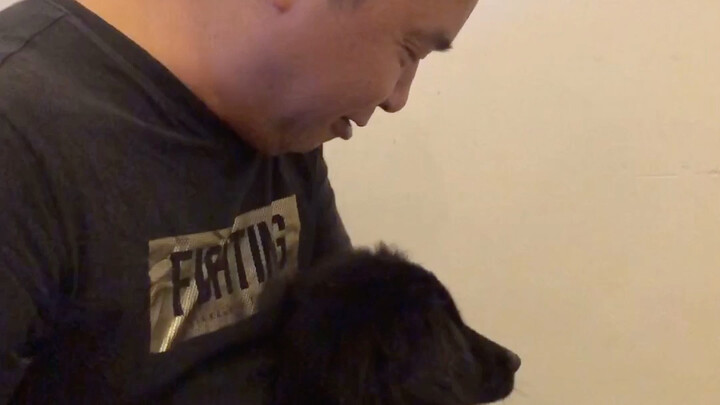 Tôi xem bố tôi dạy chó, cứ như đang xem một tiểu phẩm hài vậy hahaha!