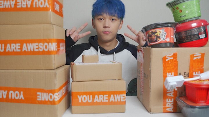 The handsome guy unpacked all the express deliveries he had stored for a year at once!