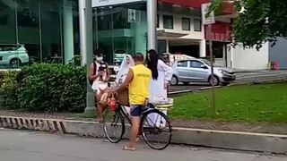 2 WHITE LADY AT MERON SILANG KASAMANG NAKA PAMPERS 🤣😂🤣 HAHAHa ano iyon PAMPERS DRY