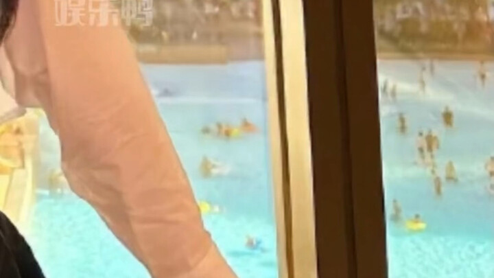 Kim Min-kyu appears in Yoonjin Heo’s Instagram photos