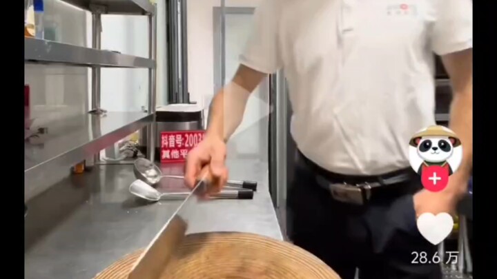 Chinese TikTok chef showcases knife skills, overseas netizen comments