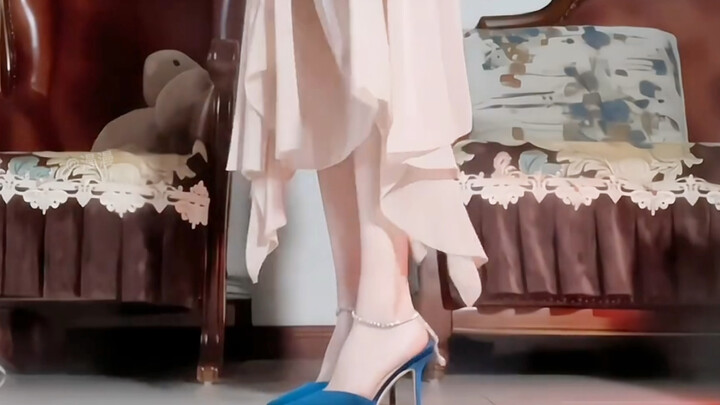 Lake-blue high heels—so gorgeous I’m speechless! Don’t stop me, I’m off to a banquet! Are they prett