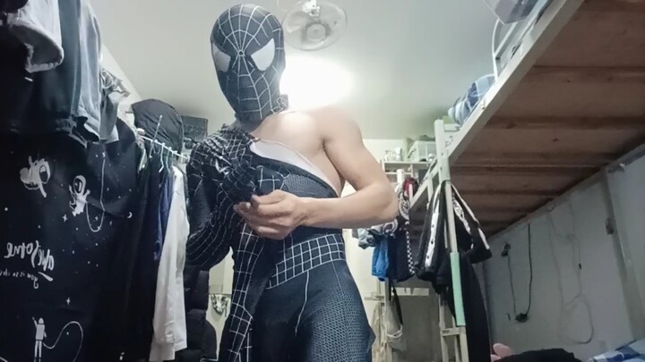 เพื่อนร่วมห้องไม่อยู่ แอบใส่ชุดแมงมุม