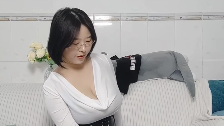 Loạt trang phục ngại mặc ra đường, nam giới vui lòng không vào, xin mời xem cách phối đồ với tất da 