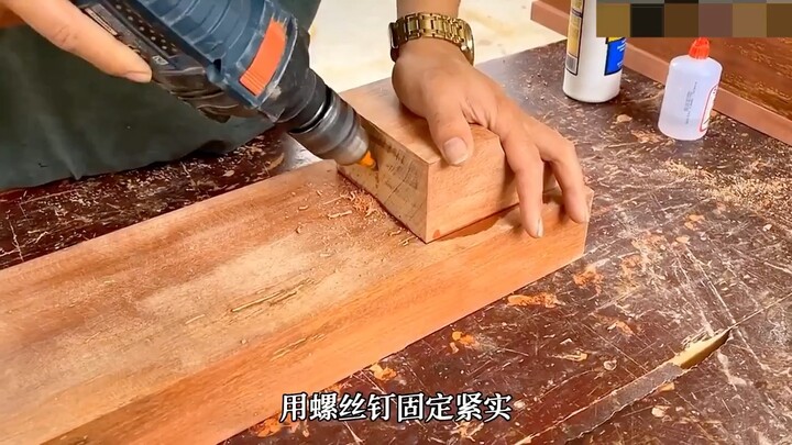 A rotten, dilapidated wooden plank is transformed on the spot by a craftsman into a priceless master