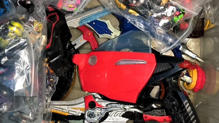 All the Kamen Rider toys were soaked in water, and the storage box was smashed by the upstairs