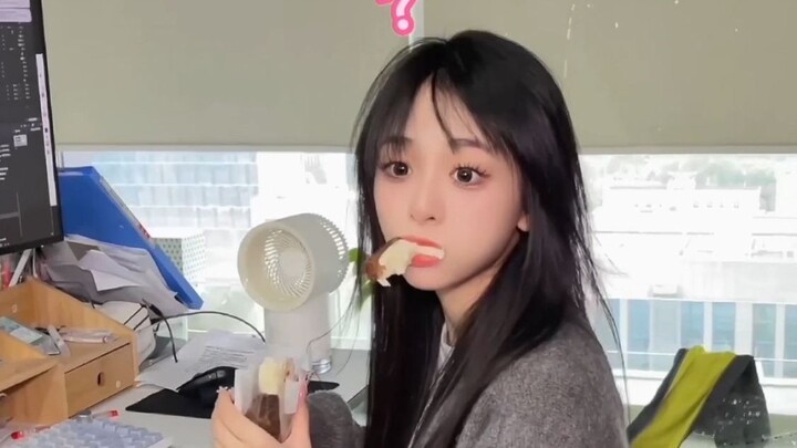 Hôm nay sao lại ăn tới năm bữa cơm... ợ... hai lần ăn vặt... ợ... mà vẫn chưa no ợ~