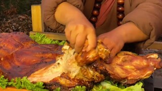 لا يوجد شيء لا يمكن حلّه بوجبة من لحم الخنزير المشوي، قشرته مقرمشة ولحمه طري، ونكهته تدوم في الفم.