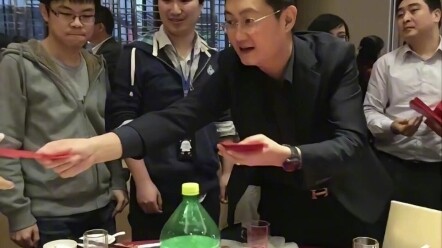 Paman ini siapa, kok dalam amplop angpau ada kartu kredit?